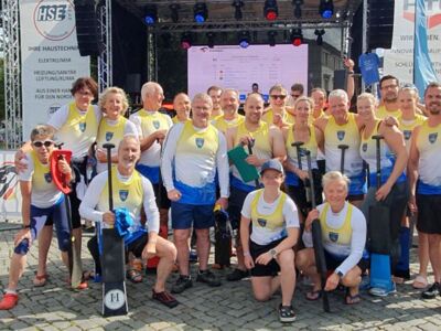 2024 Drachenbootfestival Schwerin Drachenbootclub Schwerin Teamfoto nach dem Einzug ins A Finale der Championsklasse