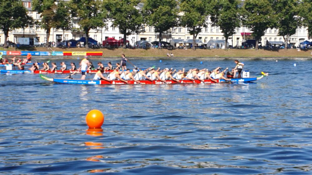 De Zuariner beim 30. Drachenbootfestival auf dem Pfaffenteich am 19.08.2023 auf dem Weg zum Start