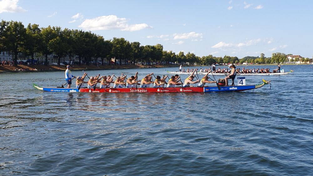 2024 Drachenbootfestival Schwerin Drachenbootclub Schwerin auf dem Weg zum Rennen auf dem Pfaffenteich