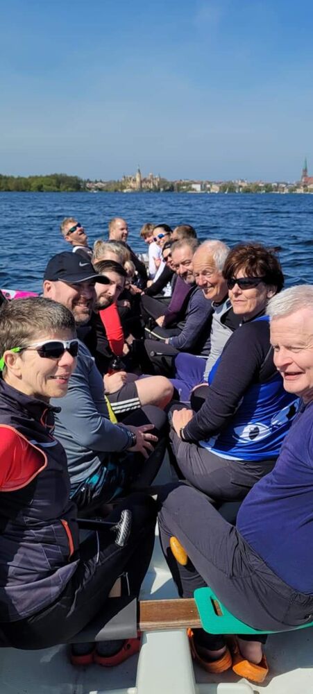 Der Drachenbootclub Zuarin erstes Trainingslager auf dem Wasser auf dem Weg zum Schweriner Schloss