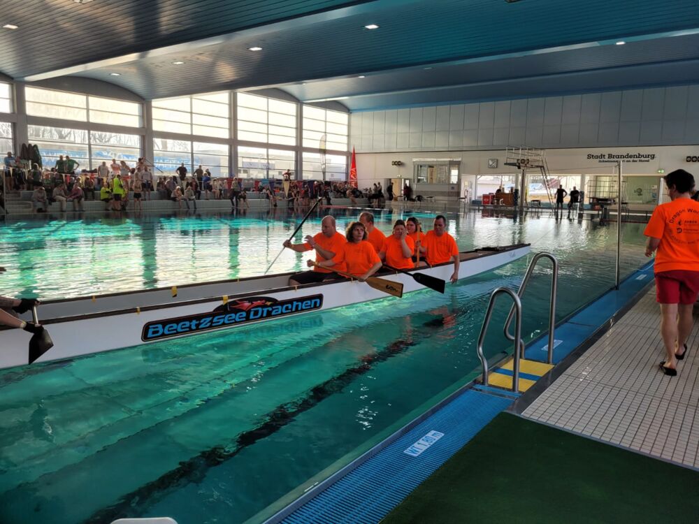 Inklusives Team - Dragon Wonders im Drachenboot bei ihrem 1. IndoorCup 2024 in Brandenburg